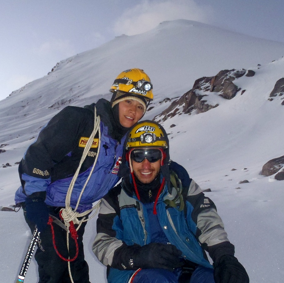 Pico de Orizaba México dos escaladores subiendo al volcan Citlaltepetl